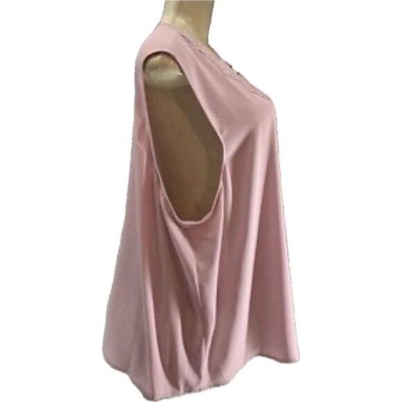 Karl Lagerfeld +2X Lilac Pink Textured Floral Neckline Pleated Sleeveless Blouse - Picture 3 of 6